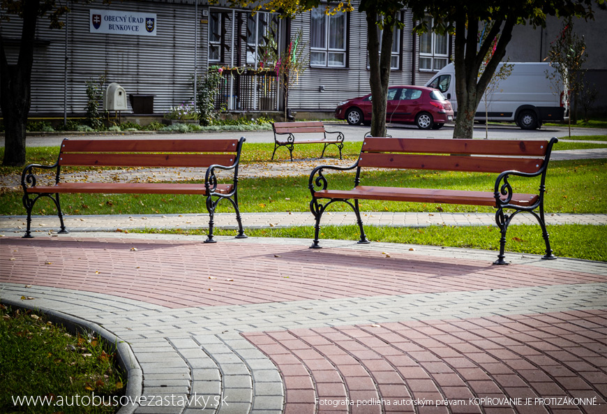 Centrum Bunkoviec opeknelo s novými liatinovými lavičkami